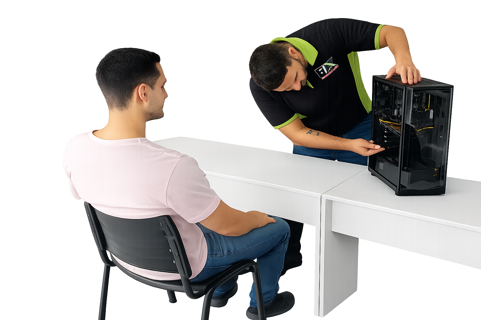 Cliente sendo atendido na Fix durante a entrega de um computador gamer para manutenção