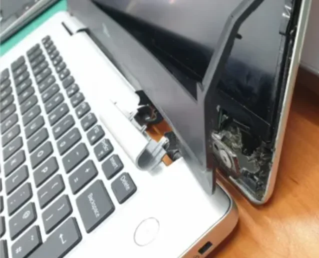 Notebook com carcaça e dobradiça danificadas