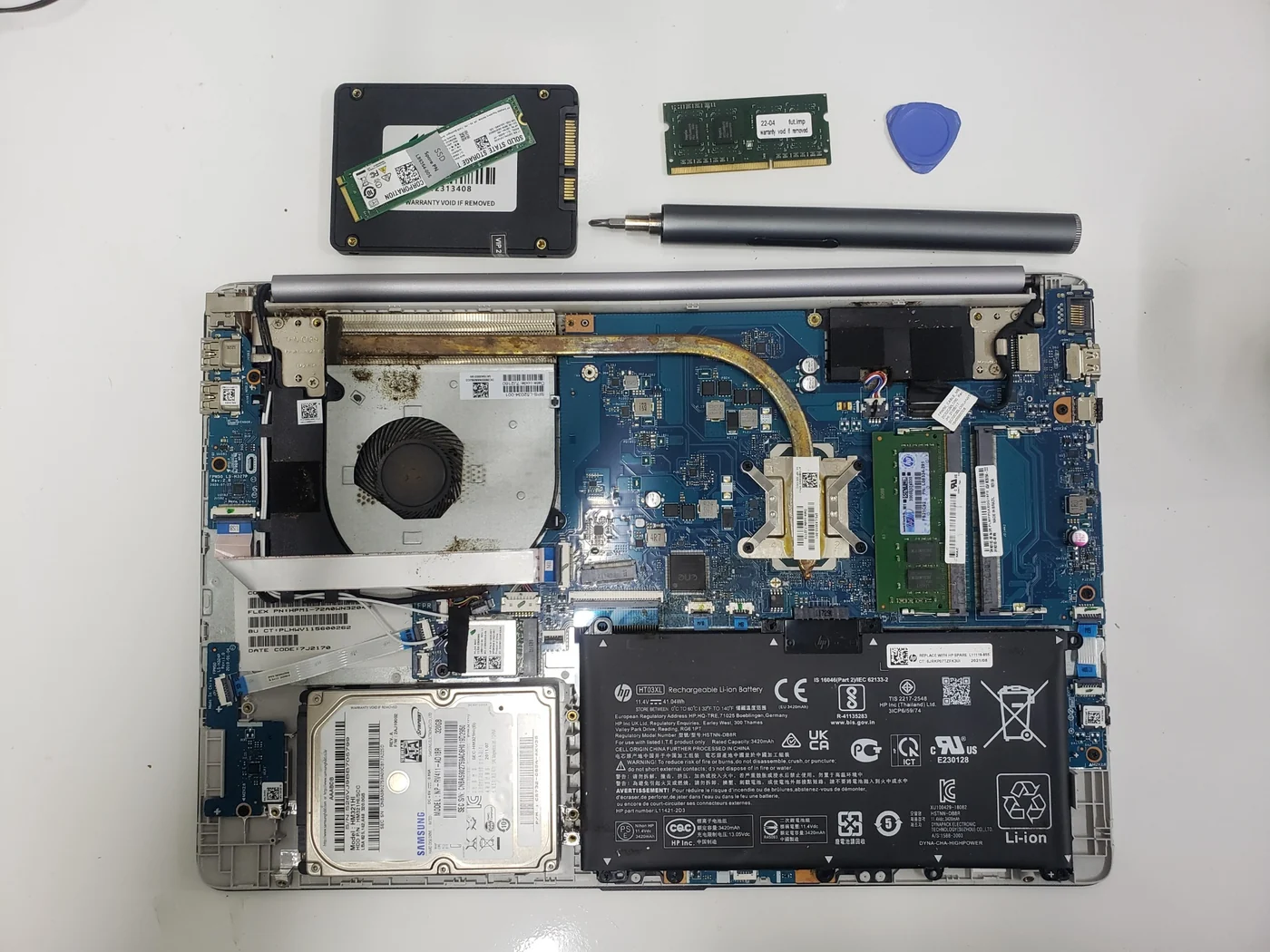 Notebook aberto para upgrade de SSD e memória RAM